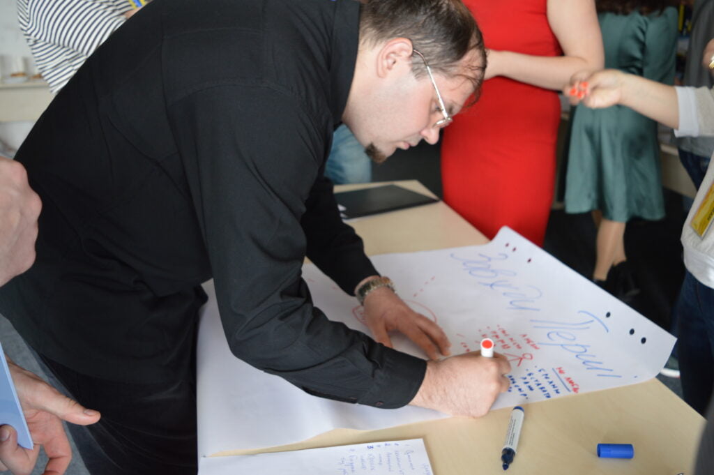 ВОЇНУ - ГІДНА ПРАЦЯ